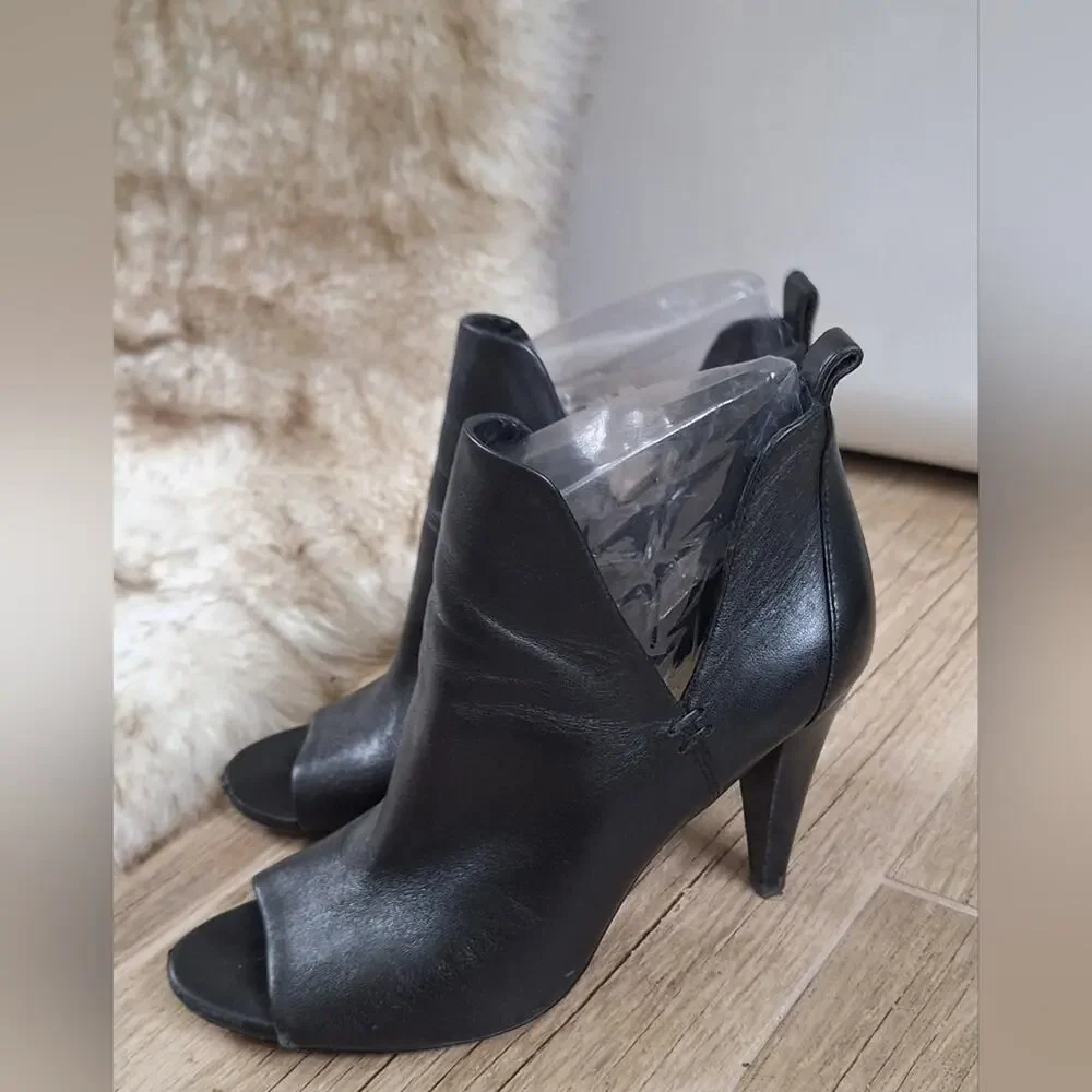 Vince Camuto Black Leather Peep-Toe Ankle Bootie Heels Sz.9.5